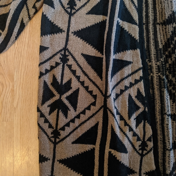 Long tan and black sweater - Picture 2 of 4